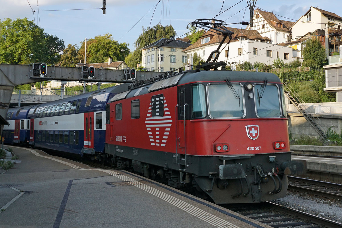 Bahnhof Impressionen Schaffhausen vom 17. August 2018.
S-Bahn nach Winterthur anlässlich der Bahnhofsausfahrt Schaffhausen mit der Re 420 207 am Zugsschluss.
Foto: Walter Ruetsch 