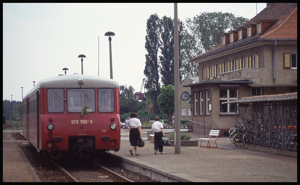 Bahnhof Jerichow am 20.5.1993: Der Triebwagen aus Güsen ist um 15.01 Uhr pünktlich in Jerichow angekommen.

