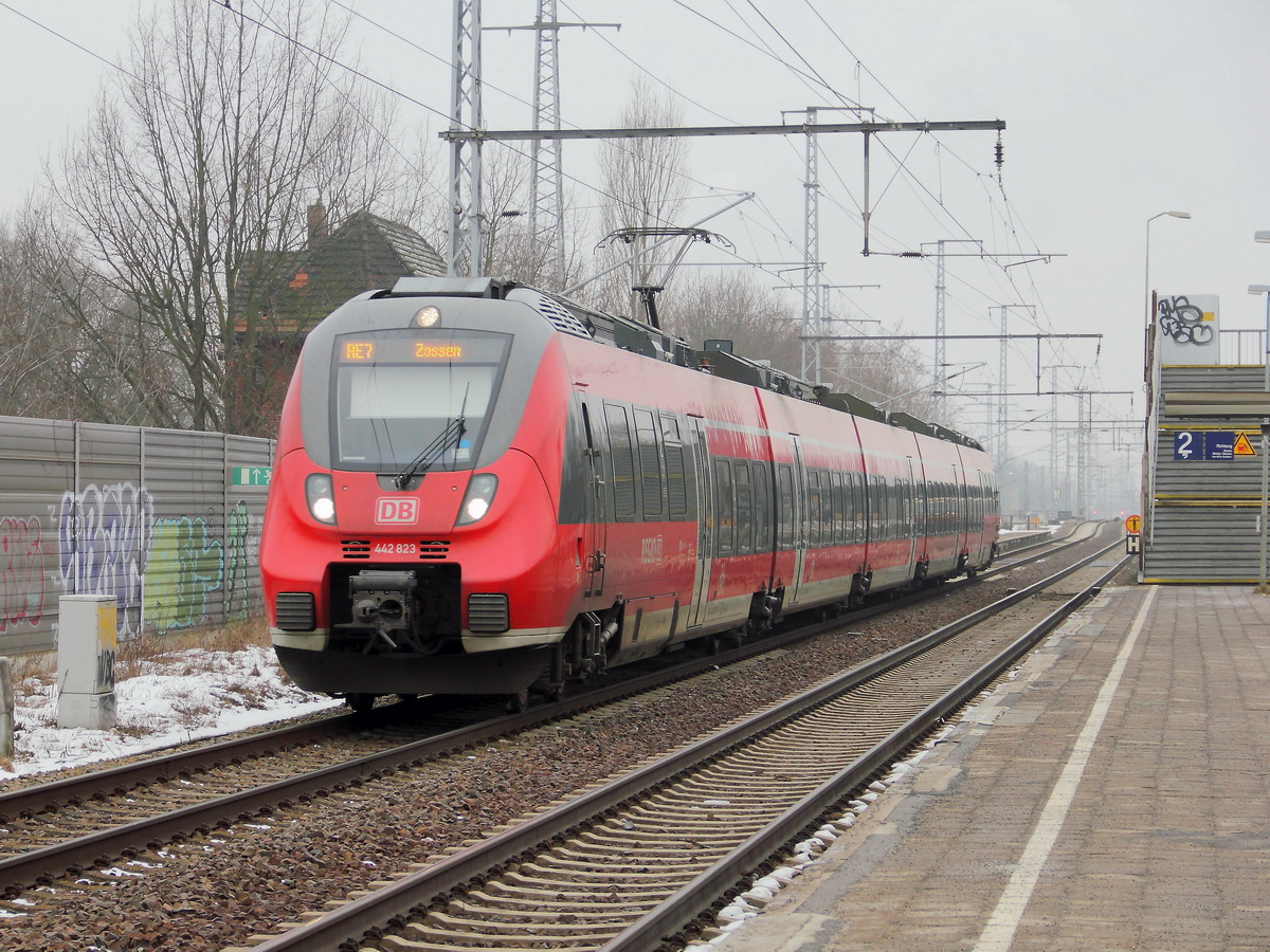 Bahnhof Karlshorst in Berlin am 07. Februar 2015, Ausfahrt 442 823 / 442 323  als Re 7 nach Zossen über Berlin Schönefeld Flughafen.