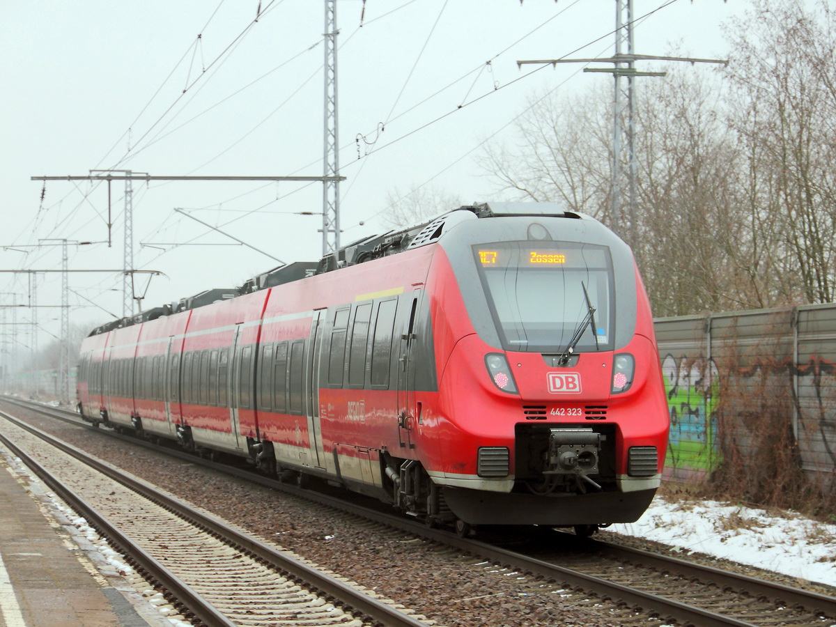 Bahnhof Karlshorst in Berlin am 07. Februar 2015, Nachschuss auf die Ausfahrt von 442 323 / 442 823  als Re 7 nach Zossen über Berlin Schönefeld Flughafen.