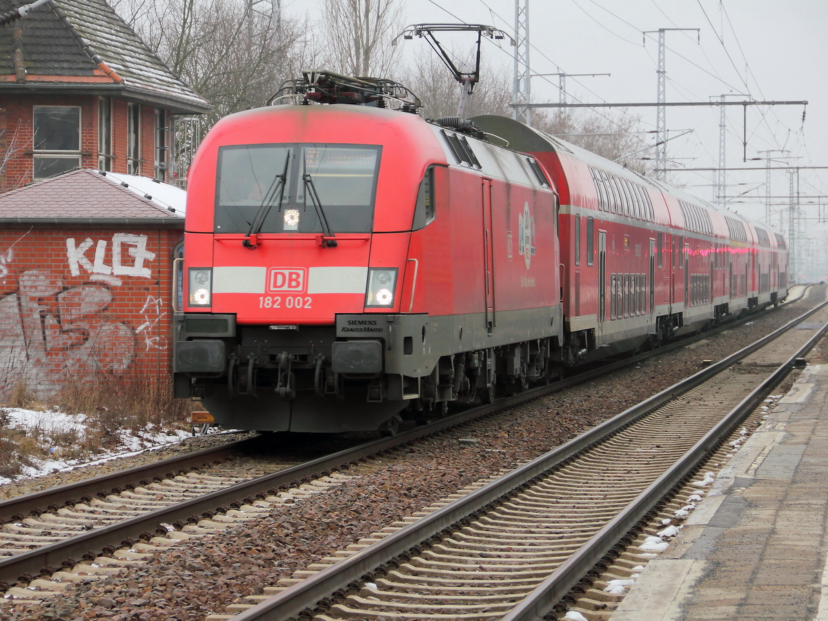 
Bahnhof Karlshorst in Berlin am 07. Februar 2015, Durchfahrt 182 002 mit dem Re 1 nach Frankfurt (Oder).
