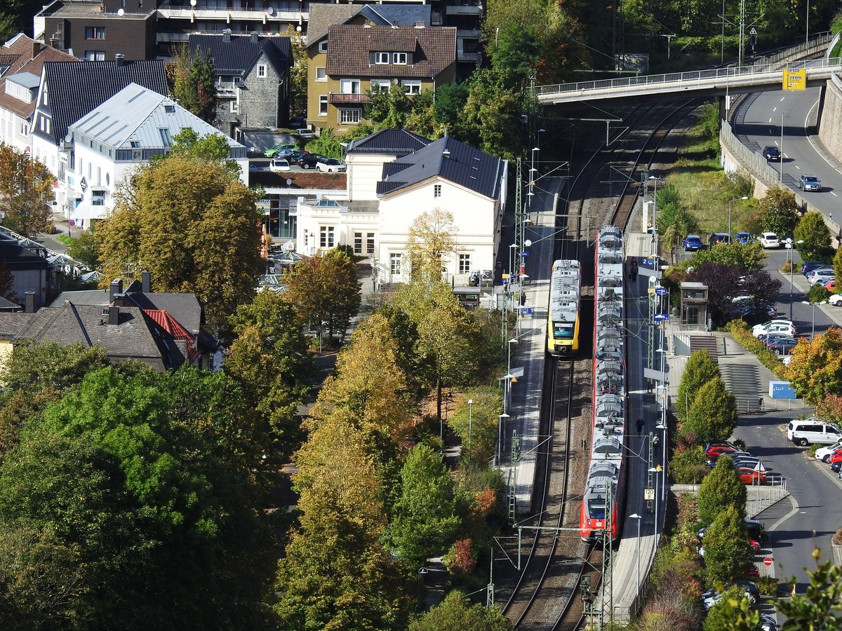 BAHNHOF KIRCHEN/SIEG-STADT DER JUNG-LOKOMOTIVEN
Durch Abholzung eines Borkenkäfer-verseuchten Fichtenbestands hat man von einer
Anhöhe hoch über der Stadt der JUNG-LOKOMOTIVEN diesen tollen Blick auf den Bahnhof
mit seinem Jugendstil-Gebäude-RSX in Fahrtrichtung SIEGEN,HLB-LINT-TRIEBWAGEN in
Fahrtrichtung BETZDORF/WESTERBURG...am 2.10.2019