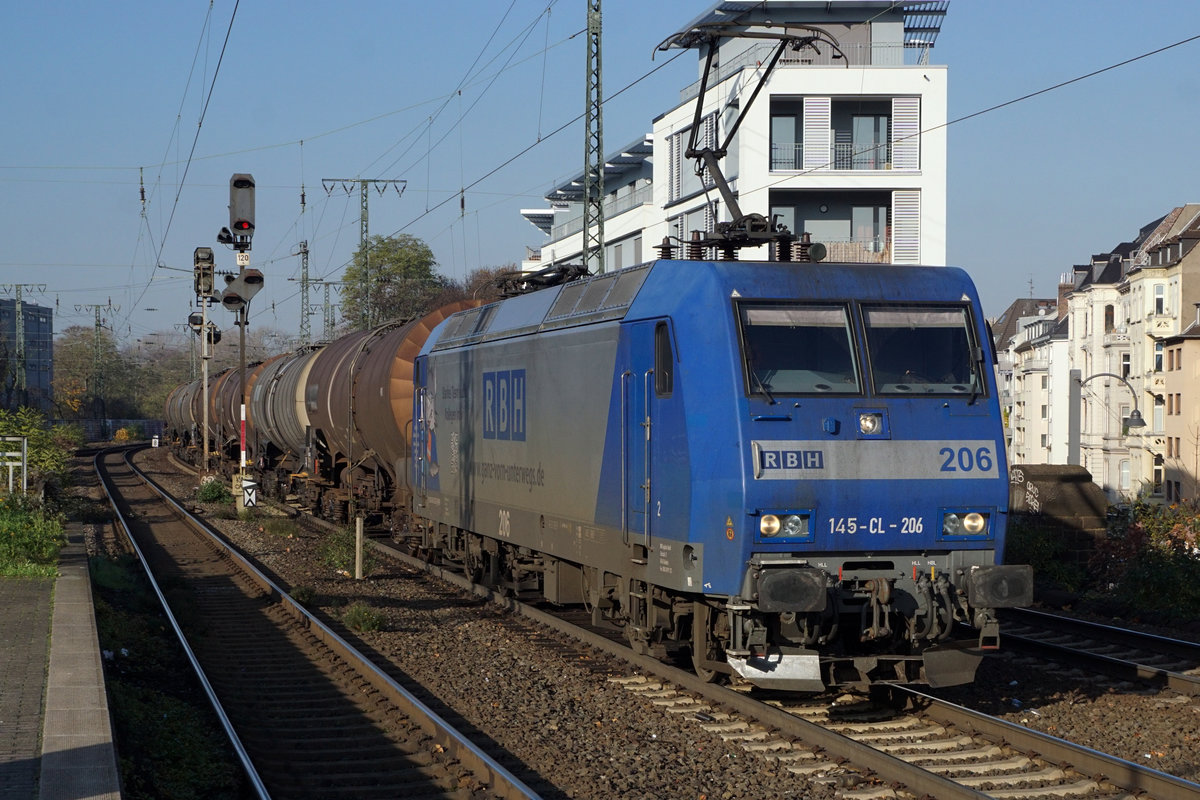 Bahnhof Köln Süd.
Güterverkehr vom 29. und 30. November 2019.
Hier konnten sehr viele und interessante Güterzüge auf der Fahrt in beide Richtungen beobachtet werden.
Foto: Walter Ruetsch 