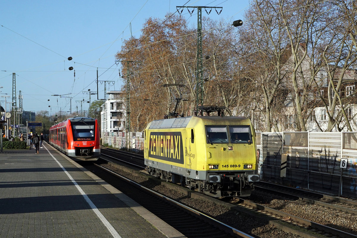 Bahnhof Köln Süd.
Güterverkehr vom 29. und 30. November 2019.
Hier konnten sehr viele und interessante Güterzüge wie das gelbe  ZEMENTAXI  auf der Fahrt in beide Richtungen beobachtet werden.
Foto: Walter Ruetsch 