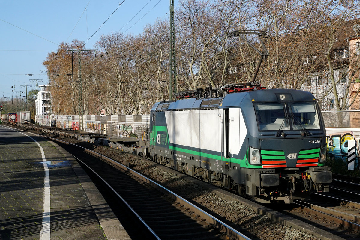 Bahnhof Köln Süd.
Güterverkehr vom 29. und 30. November 2019.
Hier konnten sehr viele und interessante Güterzüge auf der Fahrt in beide Richtungen beobachtet werden.
Foto: Walter Ruetsch 