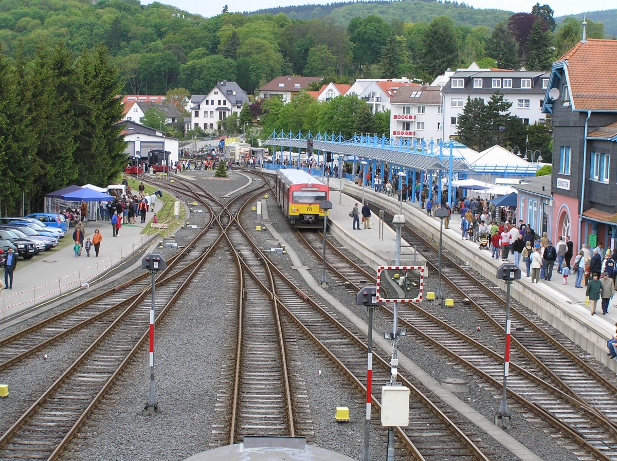 Bahnhof Königstein/Taunus beim Bahnhofsfest 2005. Am Bahnsteig der Tiebwagen VT2E der HLB.