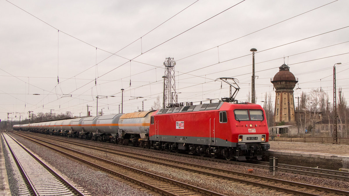 Bahnhof Köthen am 2. März 2019. Mit einem Gaskesselzug ist gerade 156 002-8 unterwegs gen Süden. 