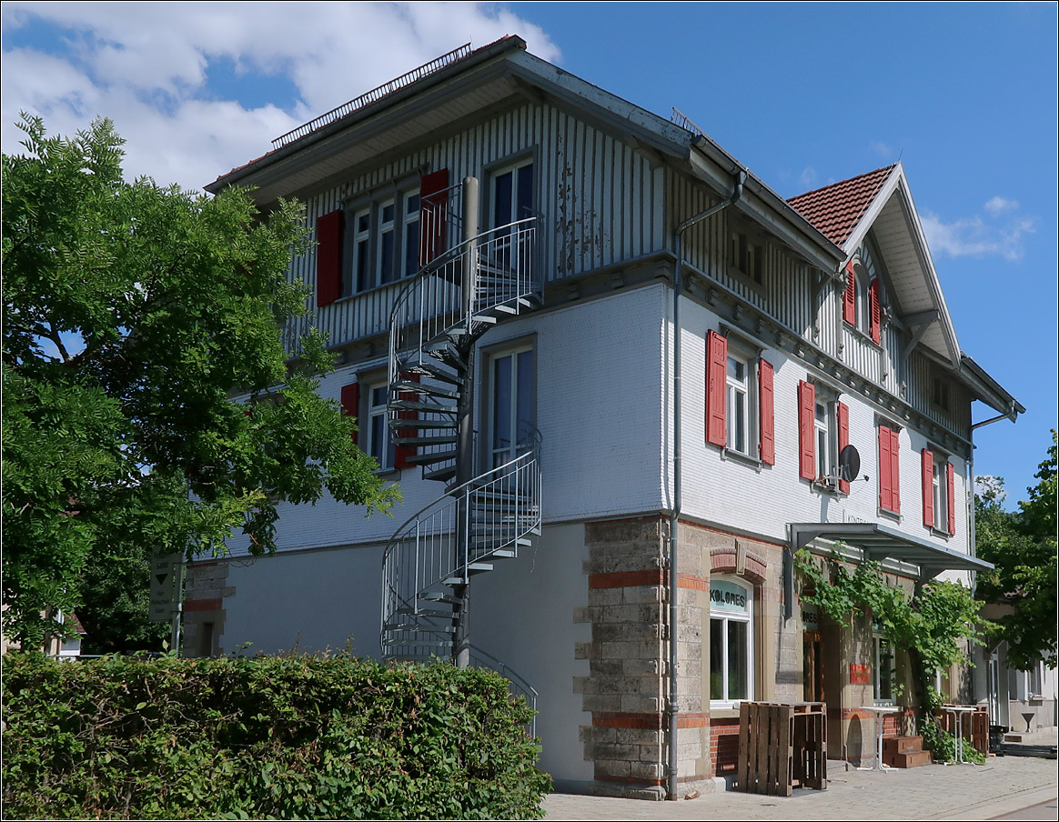 Bahnhof Künzelsau -

Das schöne Bahnhofsgebäude in Künzelsau an der ehemaligen 'Kochertalbahn'. 

Künzelsau lag an der 'Kochertalbahn', die man unterscheiden muss von der 'Unteren Kochertalbahn' von Bad Friedrichshall nach Ohrnberg, auch diese Strecke wurde stillgelegt, nachdem ebenfalls ein Stadtbahnbetrieb angedacht war. Einstmals war auch ein Lückenschluss zwischen der 'Unterer Kochertalbahn' und der 'Kochertalbahn' von Ohrnsberg nach Forchtenberg geplant.
Des Weiteren gab es die 'Obere Kochertalbahn' von Gaildorf nach Untergröningen. Auch diese Stichstrecke ist seit 2005 eingestellt.

29.07.2021 (M)