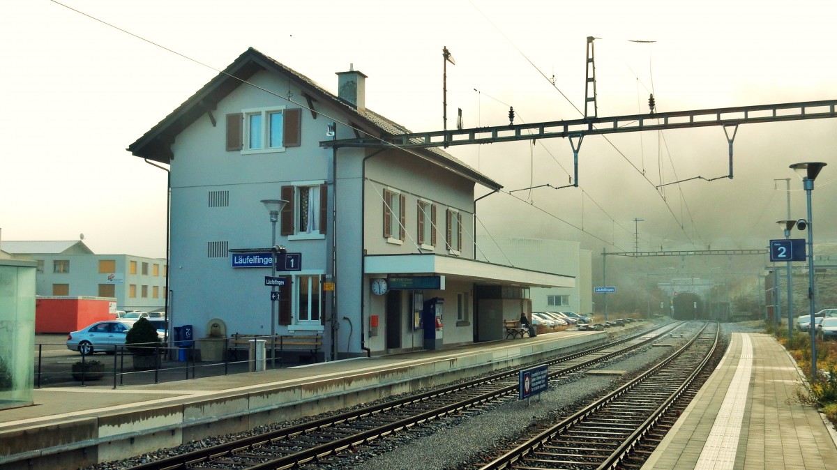 Bahnhof Läufelfingen im Nebel. Bezirk Sissach, Kanton Basel-Landschaft - 03.12.2015