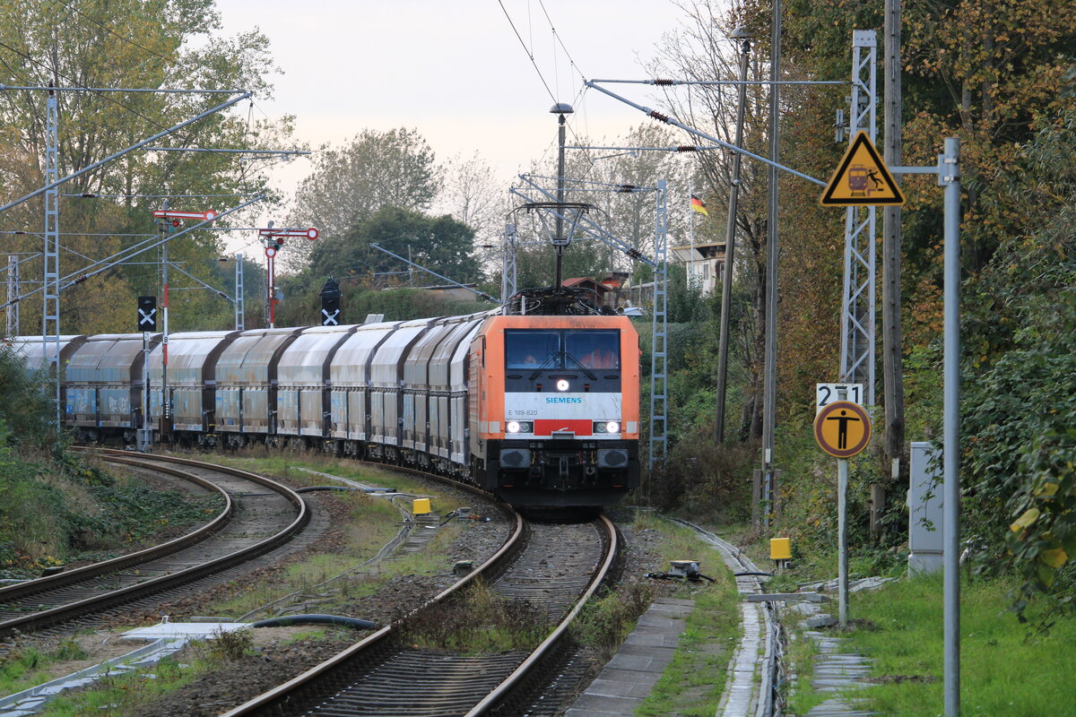 Bahnhof Lancken noch mit Formsignalen: LOCON 189 820 zog am 25.10.2021 den beladenen Kreidezug Lancken - Peitz Ost aus dem Anschluss Klementelvitz.