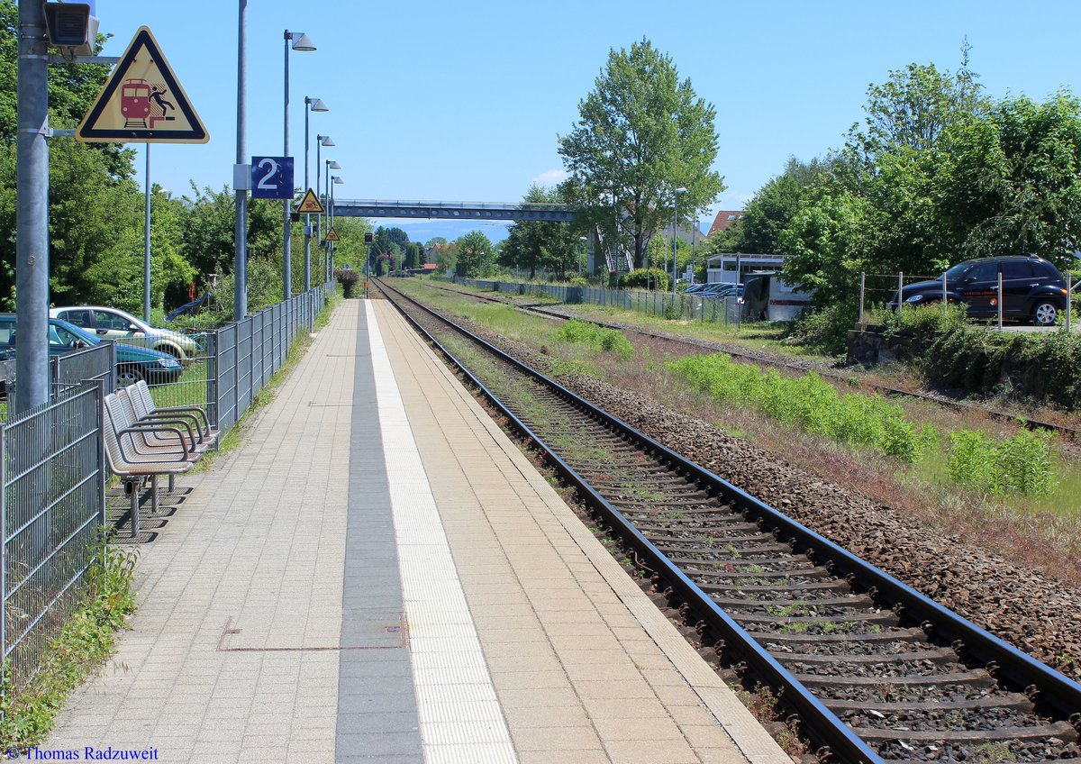 Bahnhof Langenargen an der Bodenseegürtelbahn, KBS 731, zwischen Friedrichshafen und Lindau, fotografiert am 27. Mai 2017. Blickrichtung Lindau. Im Jahre 2021 soll auf diesem Teilstück der Bodenseegürtelbahn der elektrische Zugbetrieb aufgenommen werden.