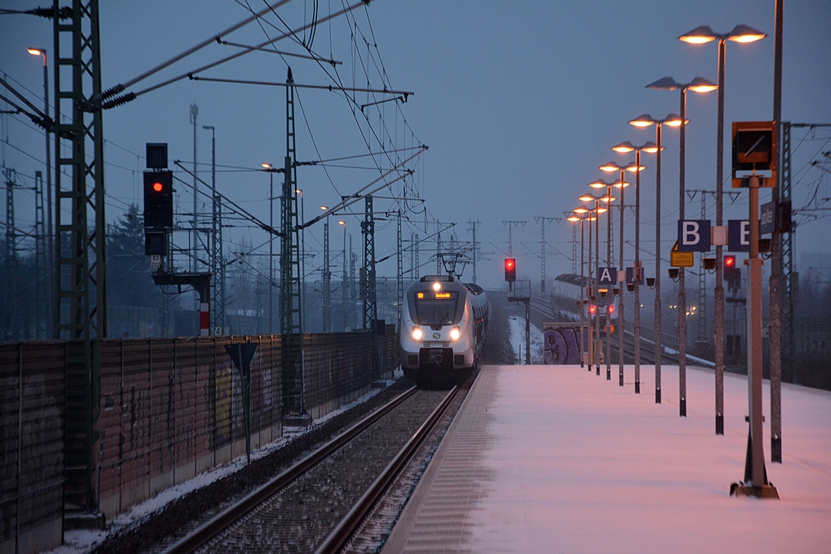 Bahnhof Leipzig Messe. S-Bahn der Linie S5X nach Zwickau fährt ein. Die Aufnahme stammt vom 20.01.2016.