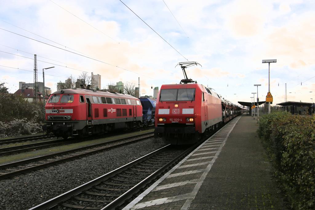 Bahnhof Lengerich in Westfalen am 5.12.2020 um 14.30 Uhr: Während links die 218450-5 der LWC mit ihrem leeren Schotterzug auf die Freigabe der Weiterfahrt wartet, wird sie von der DB 152020-4 mit einem langen Autozug überholt.