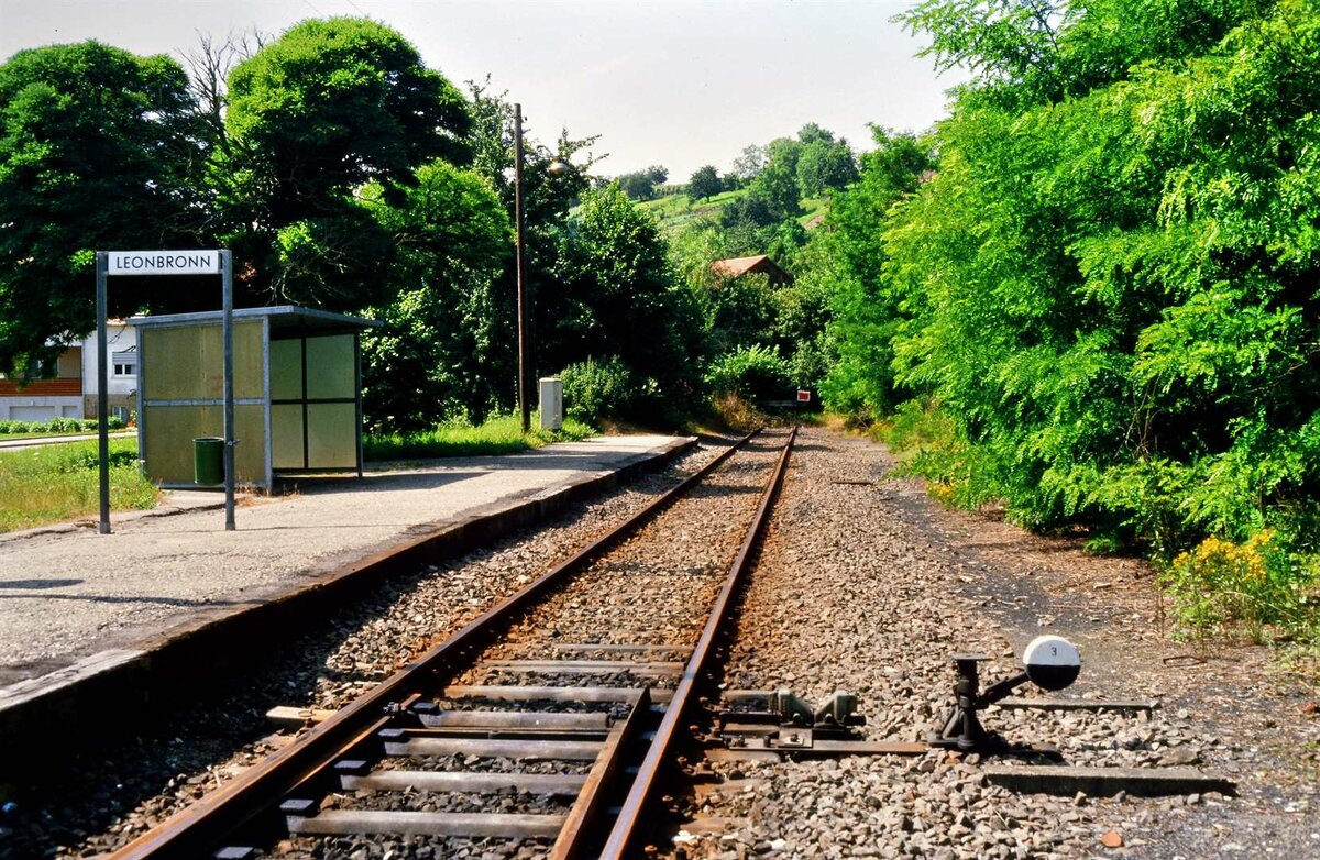  Bahnhof  Leonbronn der DB-Nebenbahn Lauffen am Neckar - Leonbronn. Die Zabergäubahn war ursprünglich eine württembergische Schmalspurbahn gewesen, welche dann aber zwischen 1964 und 1965 um gespurt wurde. Die Normalspurbahn wurde 1995 stillgelegt.
Datum: 22.07.1984