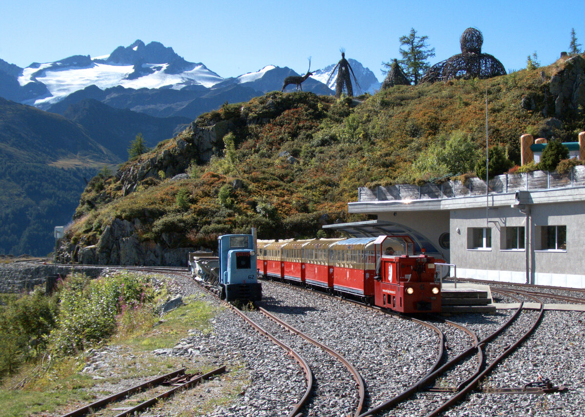 Bahnhof Les Montuires (1821 müM) mit dem Panoramic Train, der nach dem Umsetzen der Lok die Touristen zur Staumauer des Lac d'Emosson bringt. Les Montuires, 25.8.2025