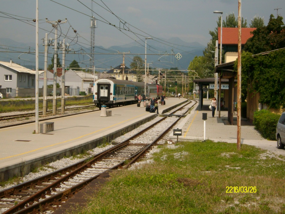Bahnhof Lesce-Bled im Sommer 2012. Im Bahnhof hielt gerade der IC 310 (Zagreb Glavni kol. - Villach Hbf).