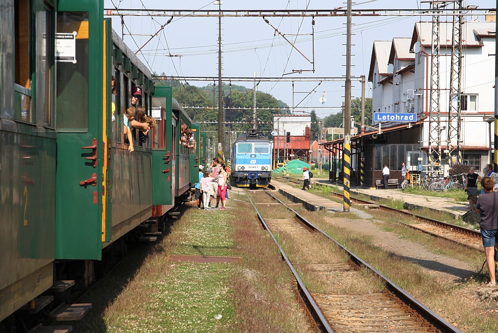 Bahnhof Letohrad am 21.Juli 2018: Links wartet der Os 20015 (Ceska Trebova - Hanusovice) während im Hintergrund die 163 063-1 mit dem Os 7155 aus Ústí n.Orlicí angekommen ist.