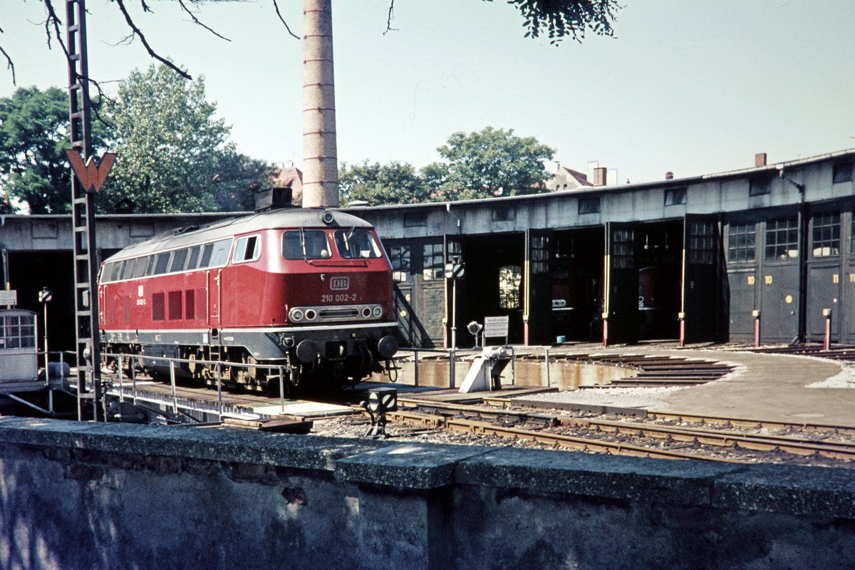 Bahnhof Lindau: Drehscheibe und Ringlokschupen am 1. Juli 1974. Im Jahre 1978 wurden beide Bauwerke abgebrochen