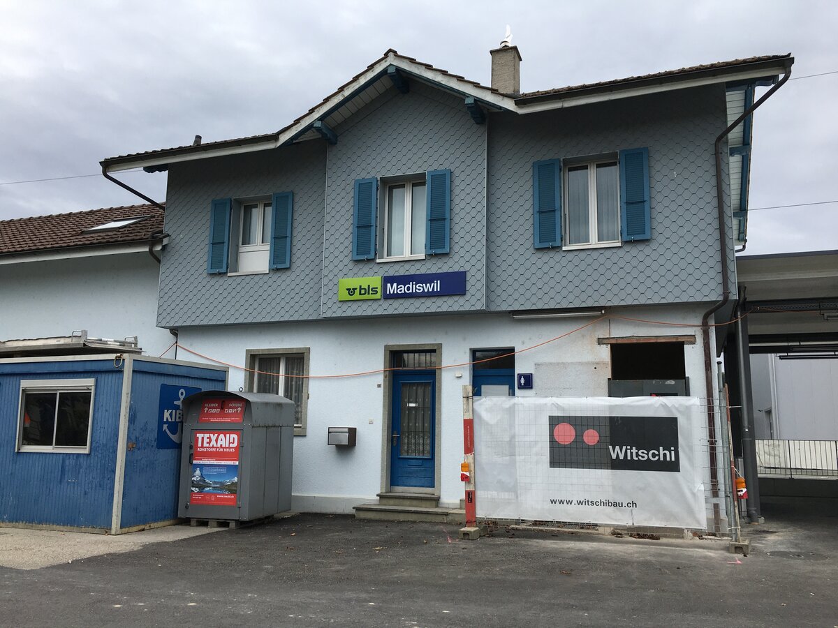 Bahnhof Madiswil der BLS ehemals VHB.
Im Umbau fotografiert am 3.Oktober,2021.
