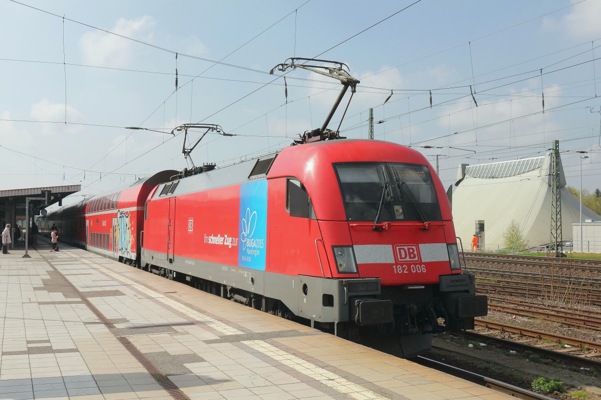 Bahnhof Magdeburg am 23. April 2015, die hier eingefahrene 182 006 als RE 1 aus Eisenhüttenstadt wird nun zur Rückfahrt nach Eisenhüttenstadt vorbereit. 