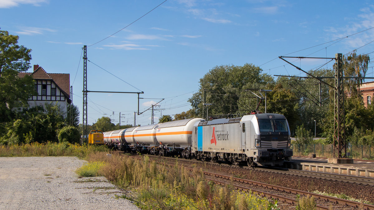 Bahnhof Magdeburg-Sudenburg am 9. September 2018. Ein Ganzzug mit 193 817-4 durchfährt den Bahnhof. Im Hintergrund ist noch 203 301-7 von DB-Netz zu sehen. 