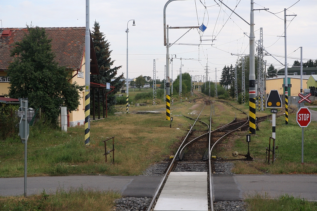 Bahnhof Malsice, aufgenommen am 25.August 2018 durch das Stirntürfenster des letzten Wagen des Os 28406.