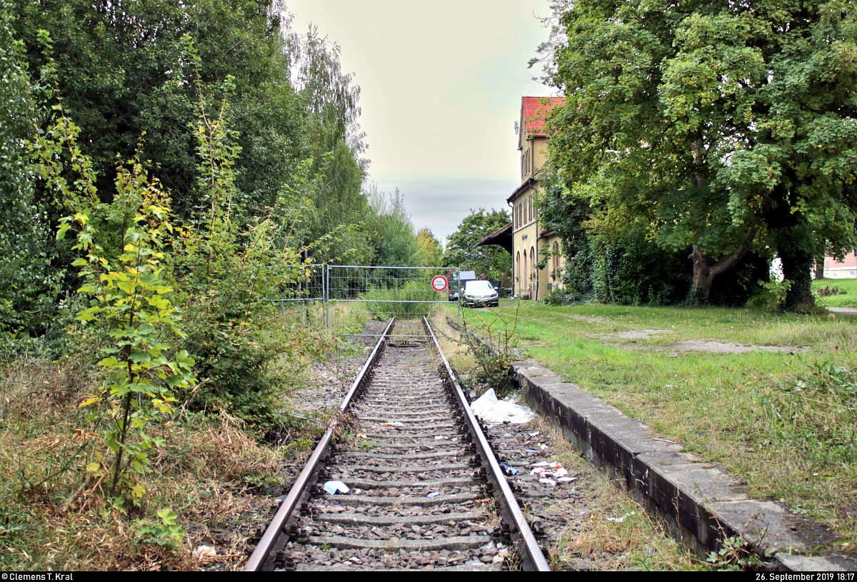 Bahnhof Markgröningen: Ansichten zu 14 Jahren Stillstand
Nach Jahrzehnten der zunehmenden Ausdünnung des Personen- und Güterverkehrs wurde die 8,35 km lange Bahnstrecke Ludwigsburg–Markgröningen (4831) zwischen dem Anschluss Lotter in Ludwigsburg und dem Endbahnhof Markgröningen zum 24.8.2005 endgültig stillgelegt.
Gleichzeitig gibt es seit einigen Jahren Diskussionen um die Reaktivierung des SPNV. Viele sind sich einig, dass die Schiene unter Berücksichtigung des stark ausgeprägten Individual- und unzureichenden Busverkehrs unbedingt gebraucht wird, in der Umsetzung gibt es jedoch unterschiedliche Ansichten. Fest steht: Für zahlreiche Pendler in der Region Stuttgart wäre dies ein Gewinn.
Hier ein Blick auf das Bahnsteiggleis am ehemaligen Empfangsgebäude, das heute unter Denkmalschutz steht und in Privatbesitz ist.
[26.9.2019 | 18:17 Uhr]

Wer mehr über den Zustand der Strecke sowie die Reaktivierungsbemühungen erfahren möchte, kann sich hier informieren:
- http://www.vergessene-bahnen.de/Ex320h_1.htm
- https://www.lkz.de/lokales/landkreis-ludwigsburg_artikel,-interessenkonflikt-am-bahnhof-_arid,542338.html