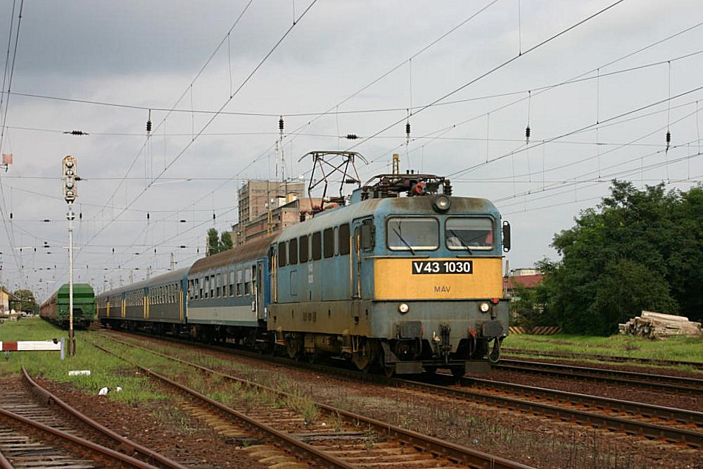 Bahnhof Mezökövesd 24.8.2005:
V 431030 fährt mit einem Regionalzug nach Budapest ab.