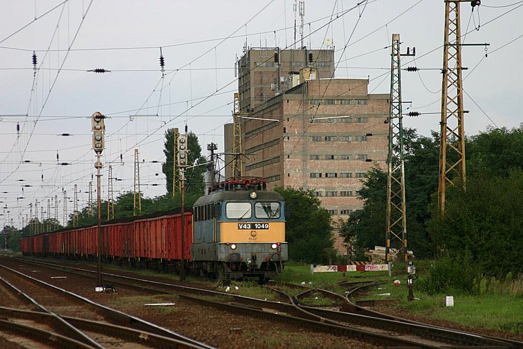 Bahnhof Mezökövesd am 24.8.2005:
V 431049 steht mit einem vollen Kohlezug im
Ausweichgleis Richtung Budapest, um eine Überholung
durch einen Regionalzug zu ermöglichen.