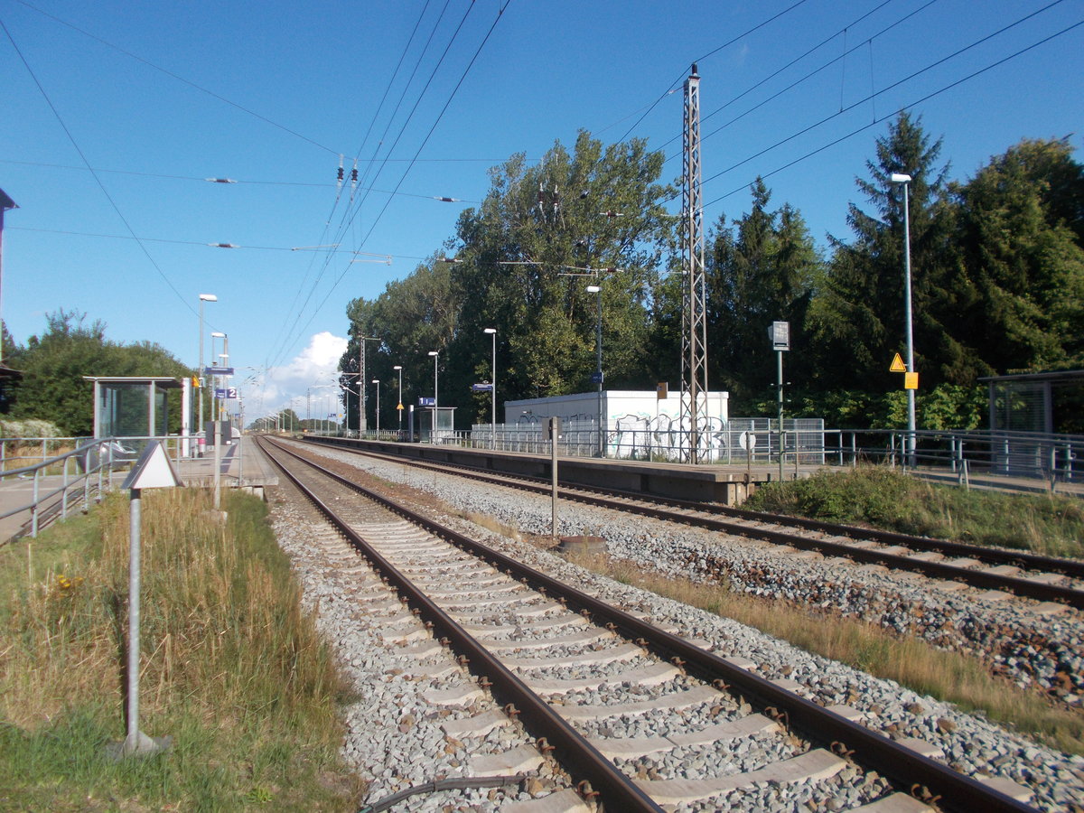 Bahnhof Miltzow,am 02.September 2019,mit dem Bahnsteig 1 für die Züge Richtung Stralsund.Aufnahme von einem Bahnübergang aus.