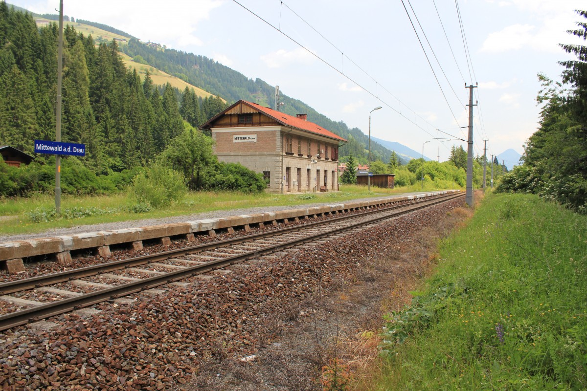 Bahnhof Mittewald an der Drau bei km 284,5 an der Drautalbahn mit Blickrichtung Osten zu Sommerbeginn, Juni 2012