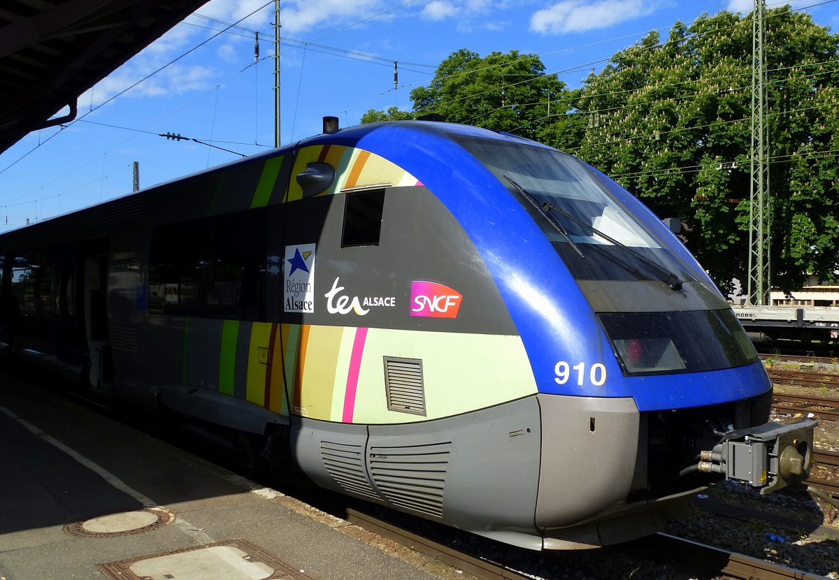 Bahnhof Mllheim in Baden, der franzsische Dieseltribwagen X73900  Blauwal  wartet auf Fahrgste nach Mlhausen(Mulhouse) im Elsa, Mai 2014 