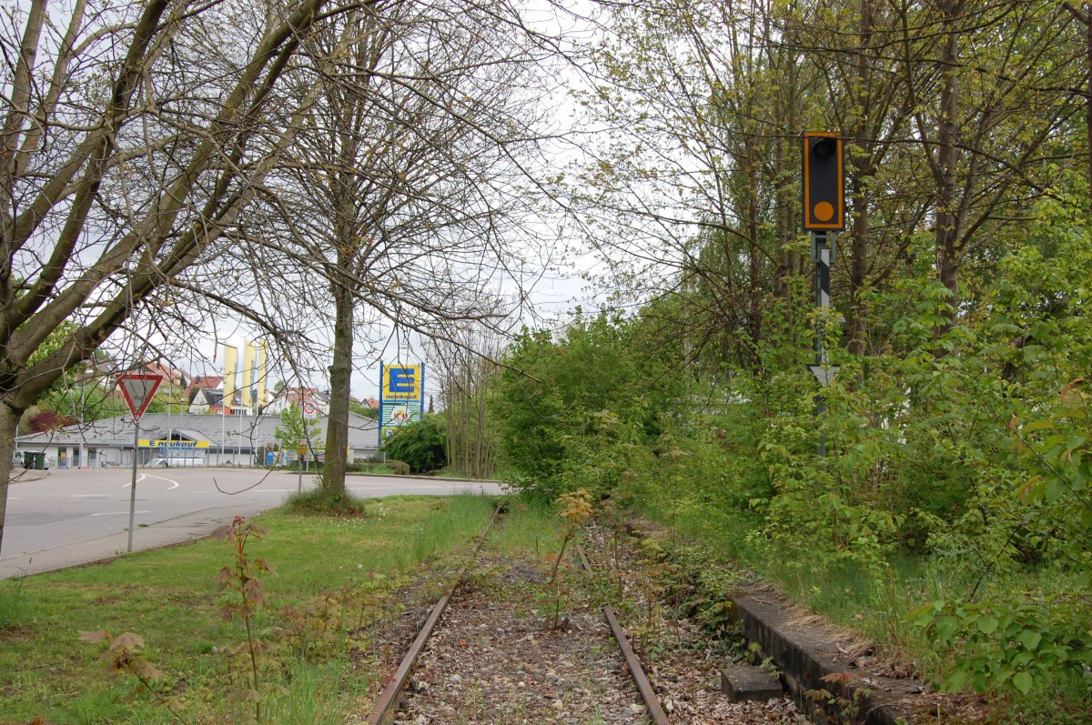 Bahnhof Möglingen am 2. Mai 2015 mit einem BÜ-Signal