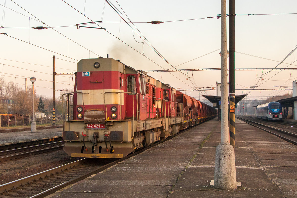 Bahnhof Most am 16. November 2018: Das Doppel 742 421-1 + 742 350-2 war unterwegs in Richtung Westen. 