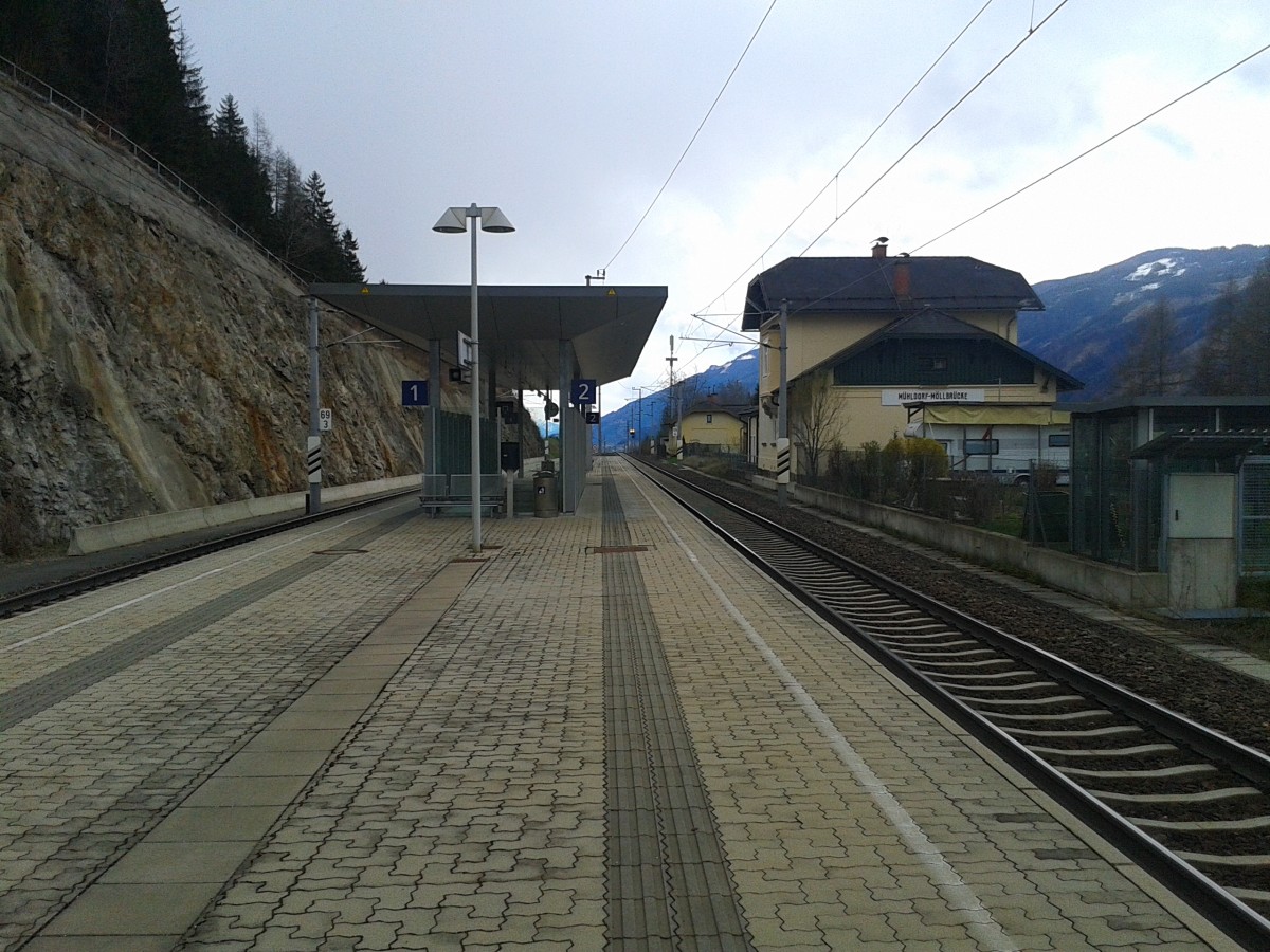 Bahnhof Mühldorf-Möllbrücke am 1.4.2015. Leider halten hier seit der Modernisierung des Bahnhofs nur noch, Mo-Fr zwei Zugpaare, Sa ein Zugpaar und an Sonntagen gar kein Zug mehr.