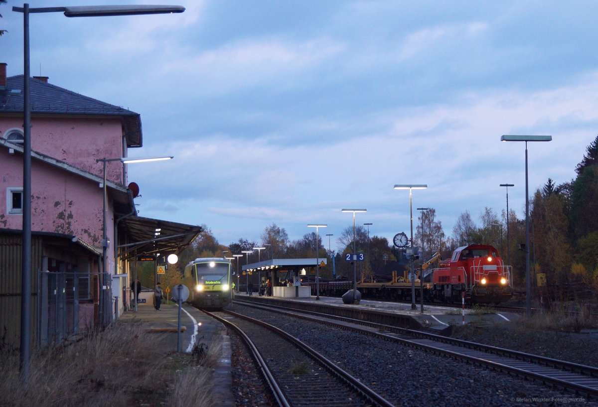Bahnhof Münchberg am Abend des 02.11.2016. Es sind Bauarbeiten und eine 261 der DB ist mit dem Arbeitszug im Bahnhof. Auf Gleis 1 wie immer, der Schienenbus nach Helmbrechts....
