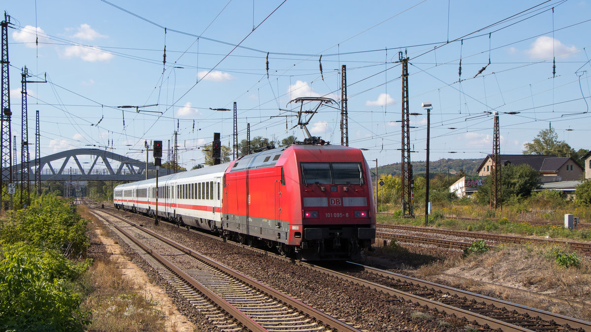 Bahnhof Naumburg: Ausfahrt mit 101 095-8. Aufgenommen am 15. September 2018.   