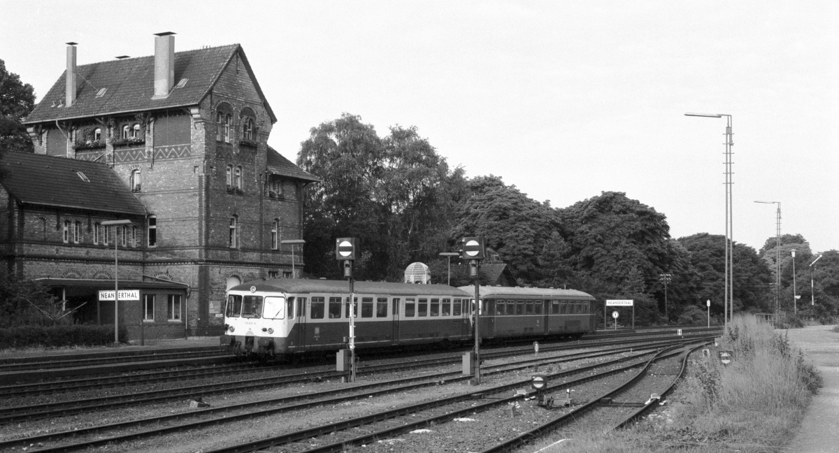 Bahnhof Neanderthal an der  Rheinischen Strecke  Düsseldorf-Gerresheim - Wuppertal-Wichlinghausen (-Gevelsberg-Hagen) am 29.7.1986.