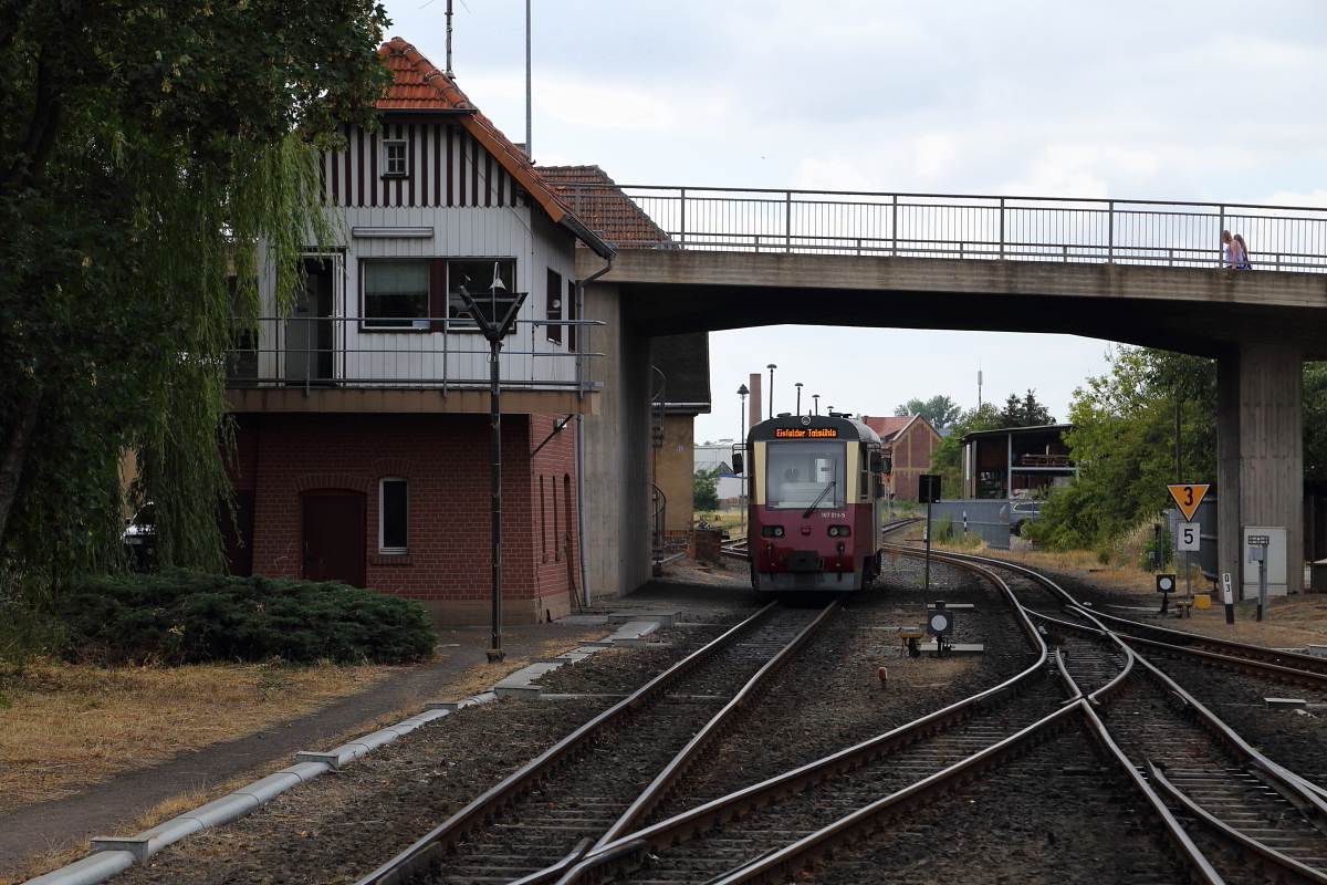 Bahnhof Nordhausen Nord am Nachmittag des 06.07.2018. Vor dem Stellwerk wartet Triebwagen 187 019, der in Kürze als P 8986 nach Eisfelder Talmühle fahren wird.