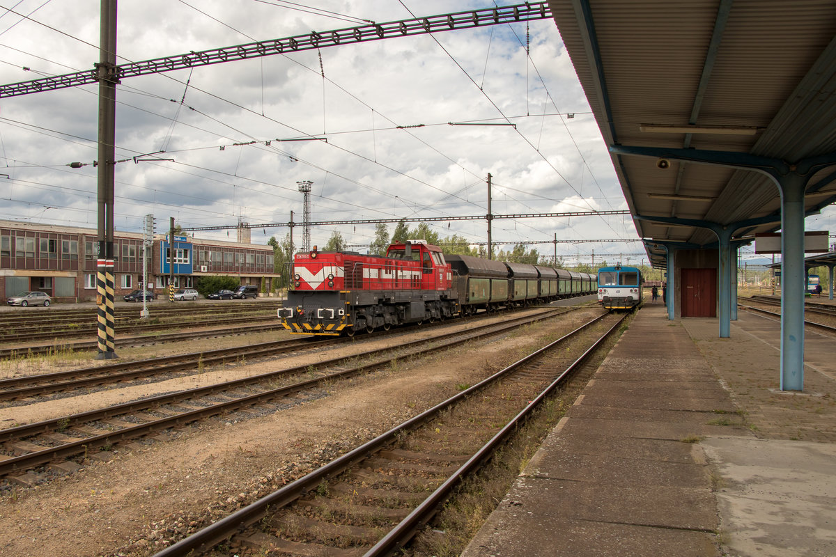 Bahnhof Nove Sedlo u Lokte: Am 4. August 2017 kommt 774 701-7 mit einem langen Güterzug daher. Eine Brotbüchse steht am Bahnsteig und wartet auf Ausfahrt frei. 