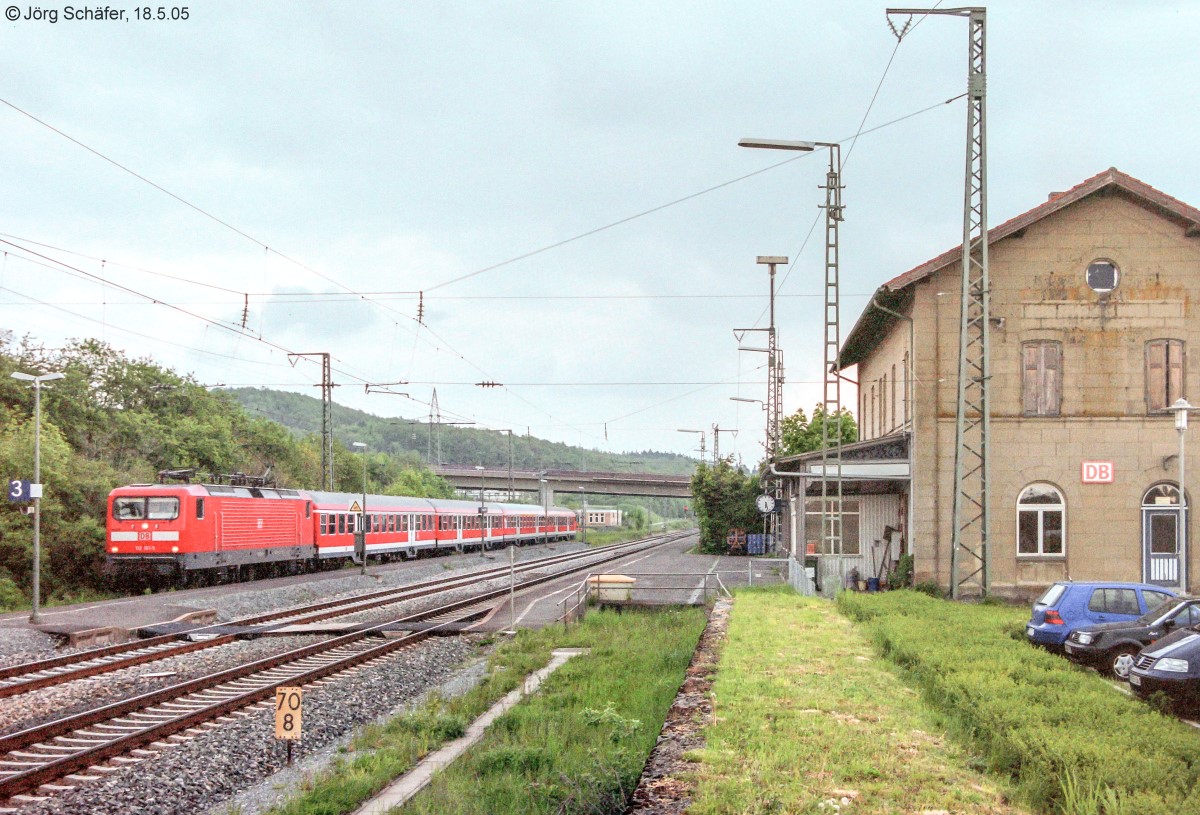 Bahnhof Oberdachstetten, Blick nach Süden am 18.5.05 auf 112 161 mit einer RB nach Würzburg in Gleis 3.