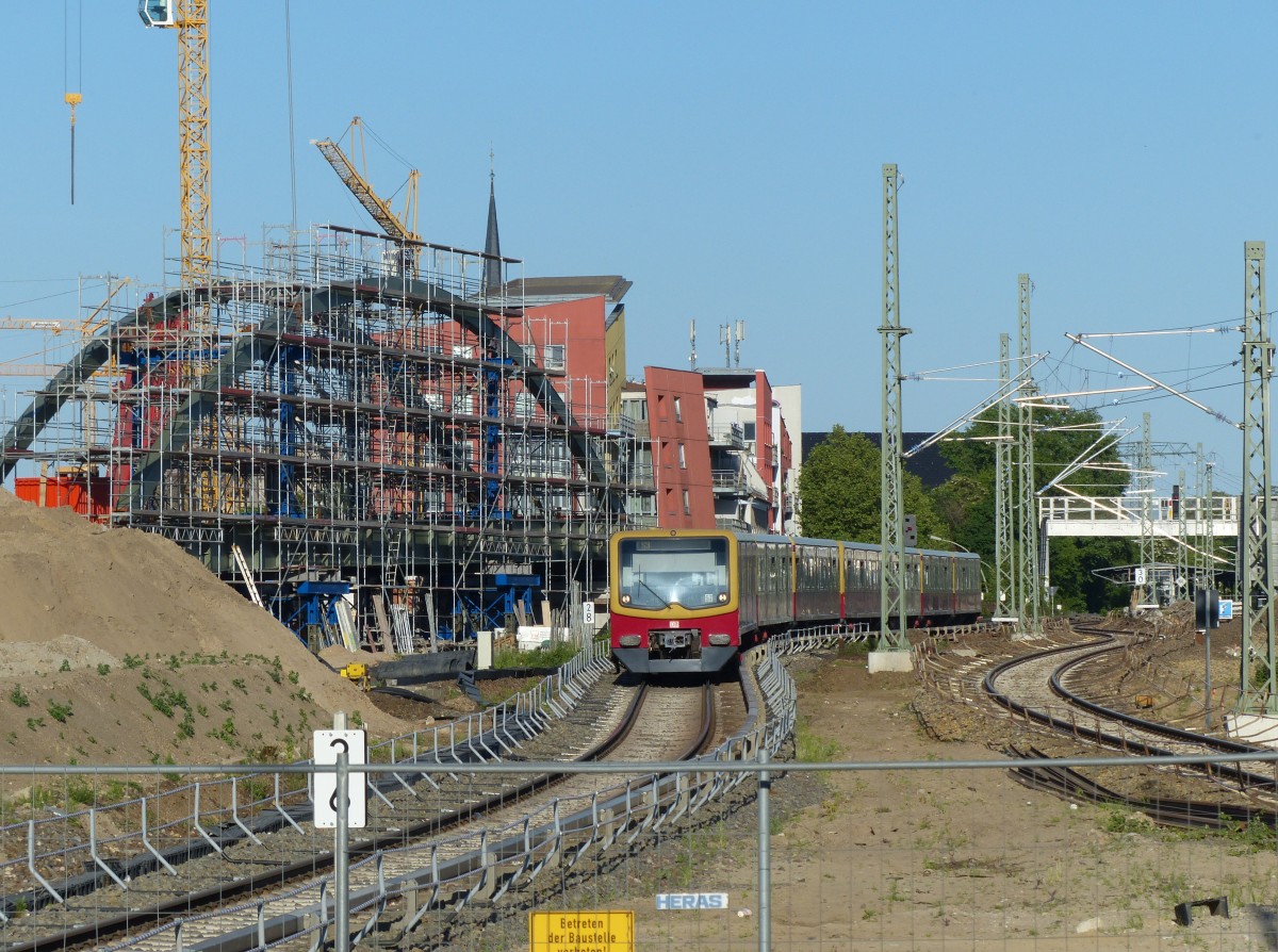 Bahnhof Ostkreuz - neue Brücke für die S3. Um das Ostkreuz auf einen  Richtungsbetrieb  umzustellen, bei dem die Züge in Ost- und Westrichtung jeweils einen eigenen Bahnsteig haben, müssen die Gleise kompliziert verschwenkt werden. Die im Bild zu sehende S-Bahn der Linie 3, derzeit auf einem provisorischen Gleis in Richtung (zukünftigen) Regionalbahnsteig unterwegs, wird dann die im Bild zu sehende Brücke nutzen. 24.5.2015