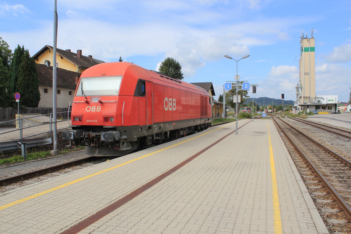 Bahnhof Ottensheim bei Km 9,4 der Mhlkreisbahn. In der ersten Septemberwoche 2013 besteht Totalsperre der Mhlkreisbahn (Schienenersatzverkehr ist in dieser Zeit angesagt), Die 2016 073 sitzt quasi fest am Bahnhof,kann weder vor noch zurck, denn im Bereich Puchenau (ca. bei Km 4 und knapp vor der Haltestelle Lacken (bei Km 18,2) gibt es Bauarbeiten an der Bahn ( teilweise werden Schienen ausgewechselt bzw. der Bahnkrper neu geschottert), Anfang September 2013