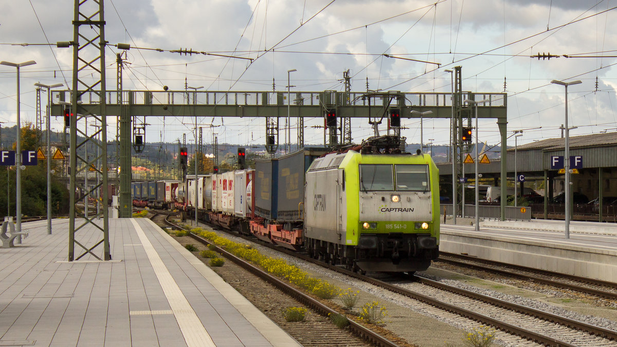 Bahnhof Passau am 6. Oktober 2017: Der Güterzug mit 185 541-0 durchfährt den Bahnhof Passau in Richtung Österreich. 