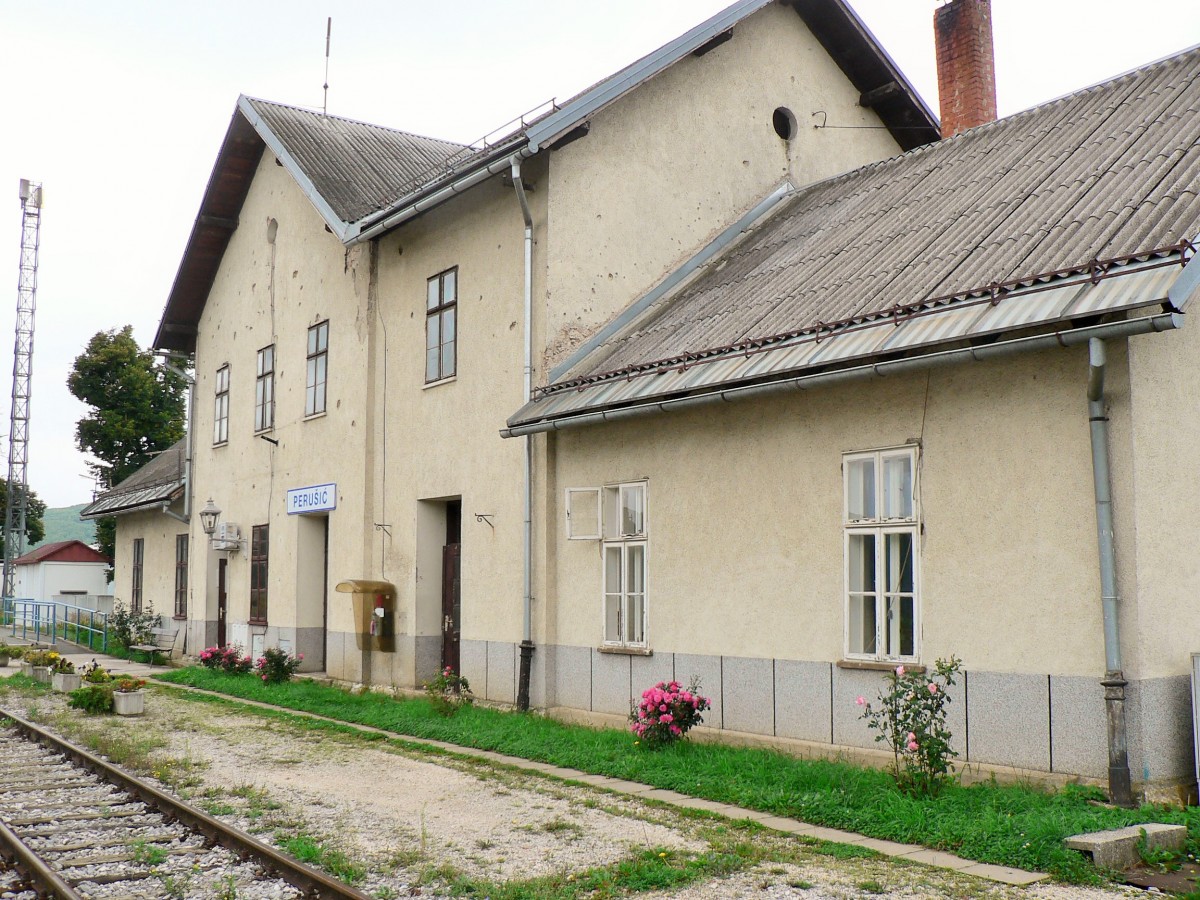 Bahnhof Perusic im September 2014 an einem Regentag und Wochenende nichts los
