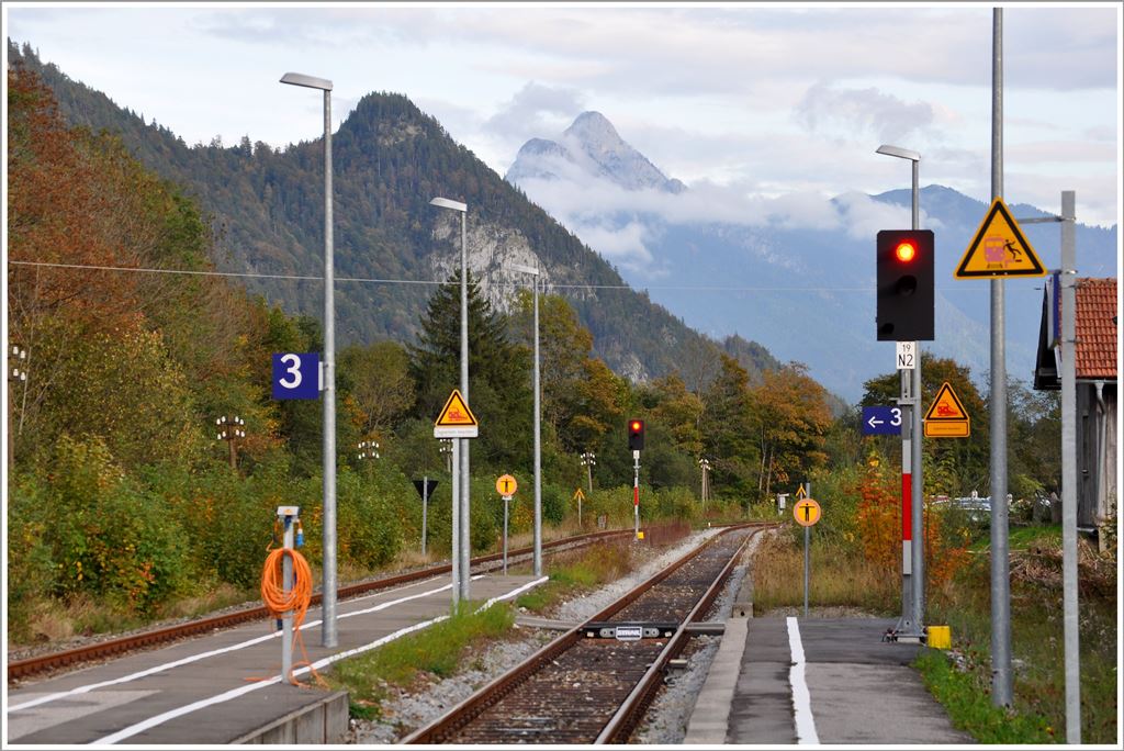 Bahnhof Pfronten-Steinach geschmckt mit vielen Signaltafeln, deren Zweckmssigkeit man durchaus bezweifeln darf. (04.10.2013)