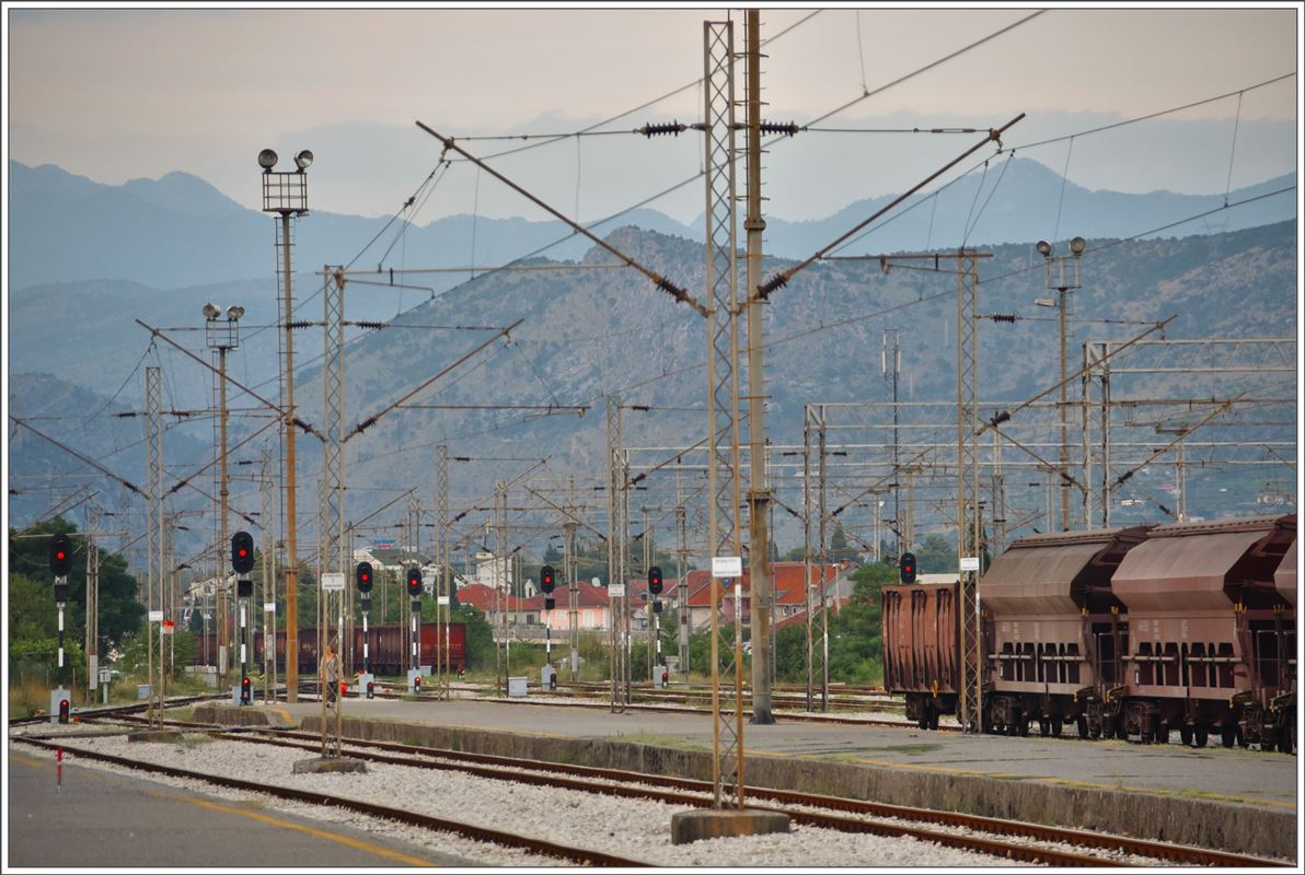Bahnhof Podgorica Ausfahrseite Norden Richtung der schwarzen Berge (MonteNegro). (03.08.2016)