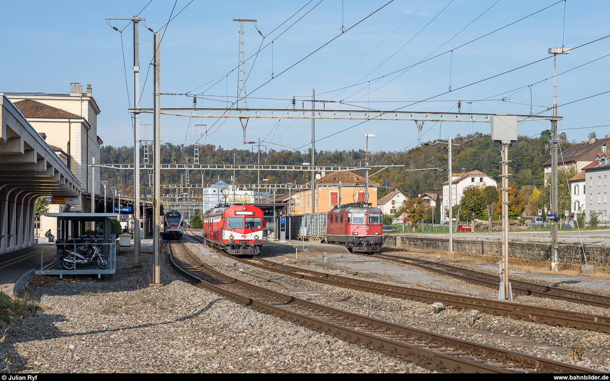 Bahnhof Porrentruy am 19. Oktober 2020. Auf Gleis 1 steht ein gerade eingefahrener SBB FLIRT als S3 zurück nach Olten, auf Gleis 2 verlässt der BLS RBDe 566 221 im Einsatz für die CJ gerade als Regio nach Alle den Bahnhof und auf Gleis 4 steht der abfahrbereite Zuckerrübenzug nach Delémont mit der ebenfalls für die CJ im Einsatz stehenden SBB Re 4/4 II 11130.