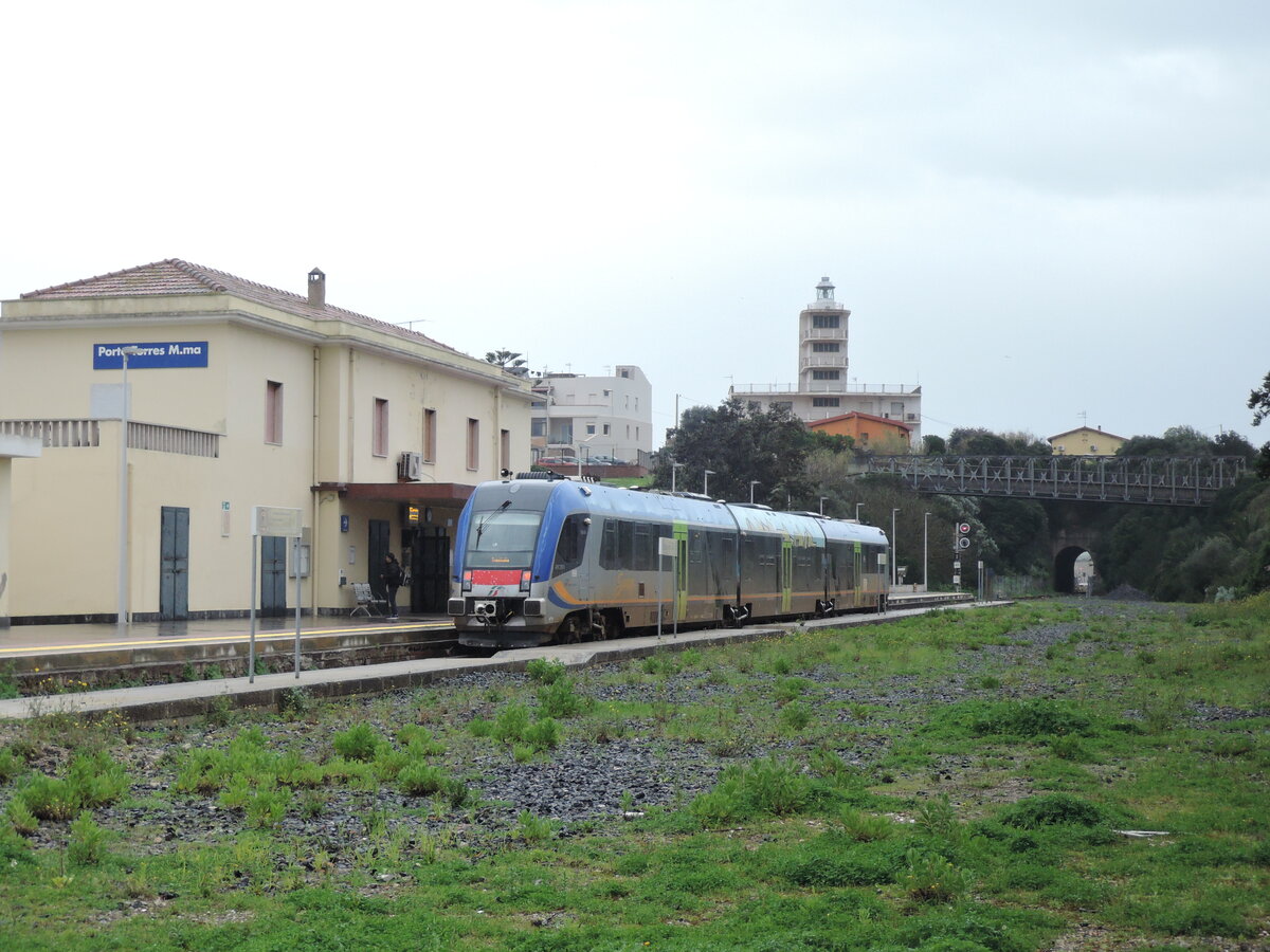 Bahnhof Porto Torres Marittima am 08.03.2024 um 15:56 Uhr. Mit diesem Zug (R 20884) kam ich um 15:49 Uhr aus Sassari dort an. Er fuhr wenige Minuten später wieder nach Sassari zurück. Der Bahnhof liegt unmittelbar neben dem Terminal der Fähren und ist perfekt für die Anreise zum Schiff. 