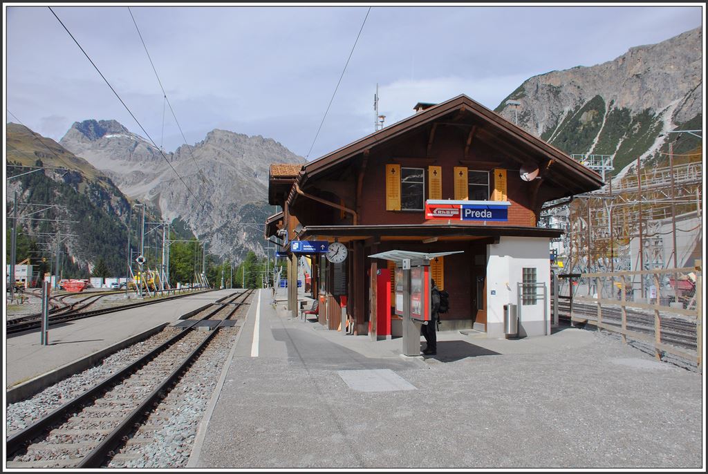 Bahnhof Preda eingeklemmt zwischen Streckengleis und Baubahnhof, Blickrichtung Nord. (15.09.2015)
